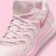 Nike KD 17 NRG Aunt Pearl avec tige en mesh rose, broderies commémoratives, logo KD irisé, amorti Zoom Air et Air Strobel, ainsi qu'une semelle extérieure à traction multidirectionnelle.