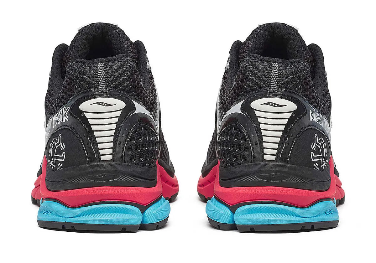 Saucony ProGrid Triumph 4 Keith Haring NYC Marathon en mesh blanc cassé avec motifs graphiques iconiques et amorti ProGrid.