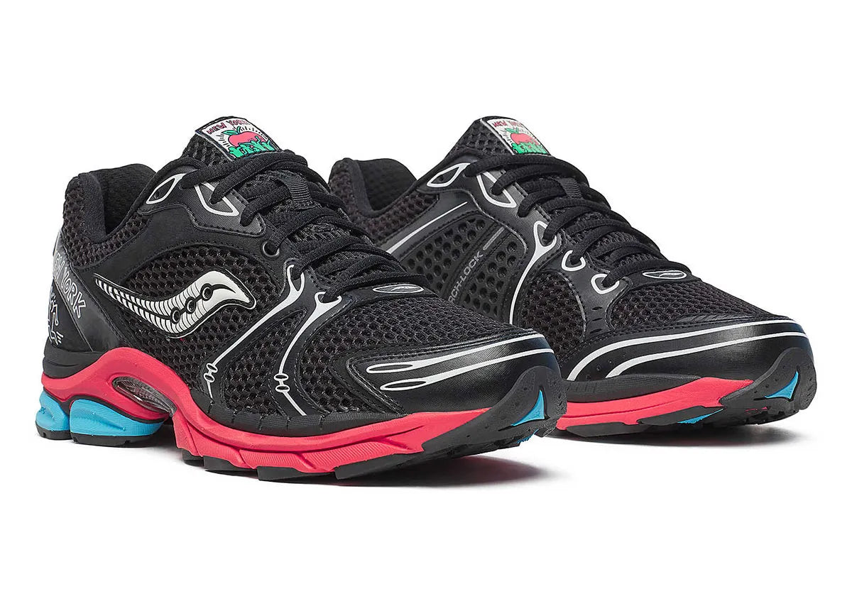 Saucony ProGrid Triumph 4 Keith Haring NYC Marathon en mesh blanc cassé avec motifs graphiques iconiques et amorti ProGrid.