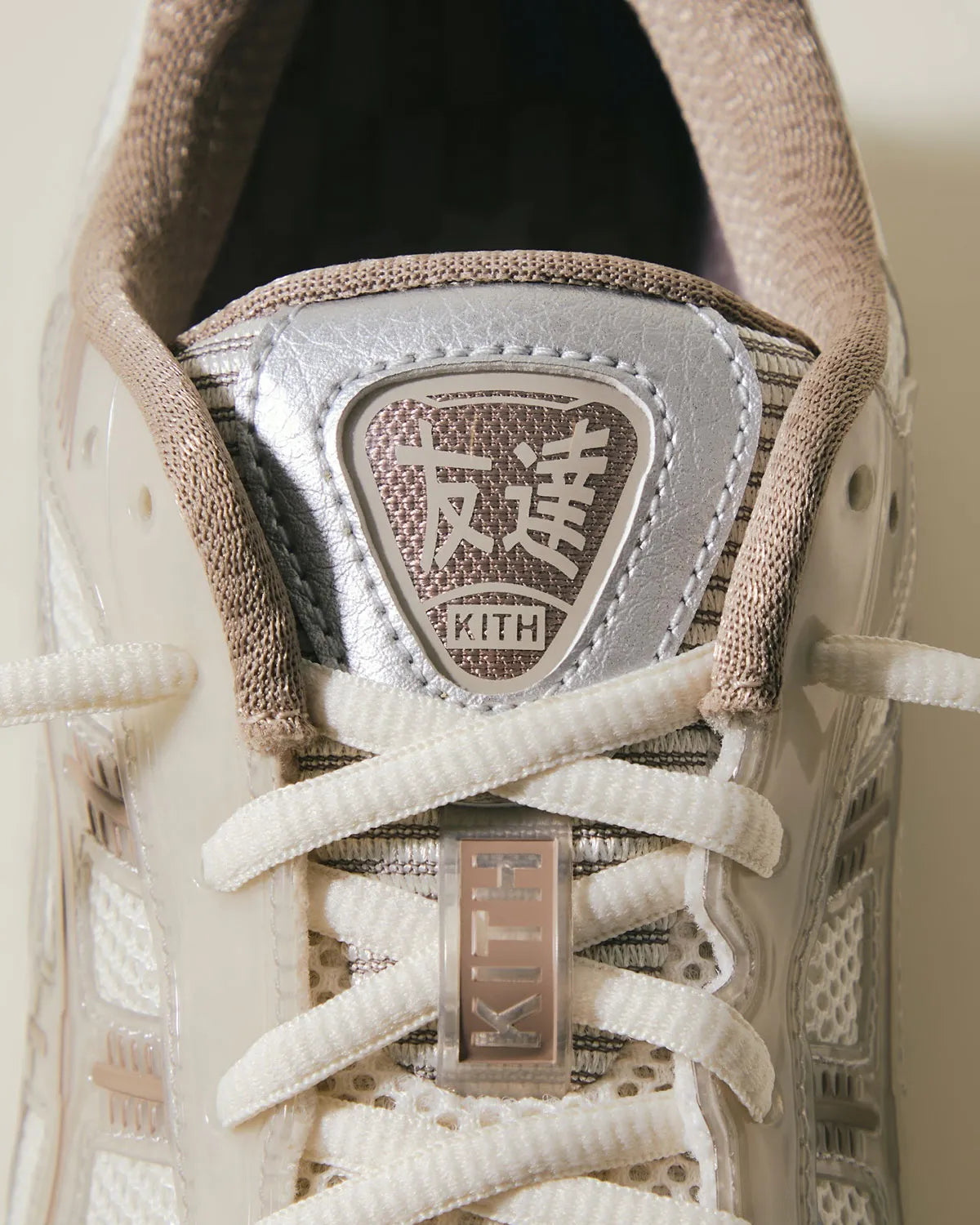 Sneakers ASICS Gel-Kayano 12.1 Kith Paragon en mesh respirant crème et argenté avec amorti GEL® et design premium co-brandé.Vue zoomer de face 