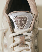 Sneakers ASICS Gel-Kayano 12.1 Kith Paragon en mesh respirant crème et argenté avec amorti GEL® et design premium co-brandé.Vue zoomer de face 