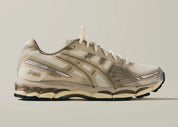 Sneakers ASICS Gel-Kayano 12.1 Kith Paragon en mesh respirant crème et argenté avec amorti GEL® et design premium co-brandé.Vue de coté 