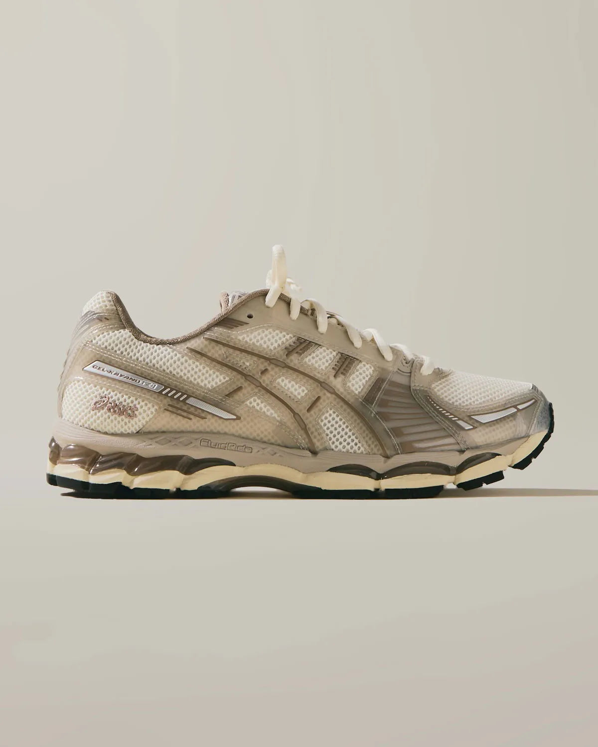 Sneakers ASICS Gel-Kayano 12.1 Kith Paragon en mesh respirant crème et argenté avec amorti GEL® et design premium co-brandé.Vue de coté 