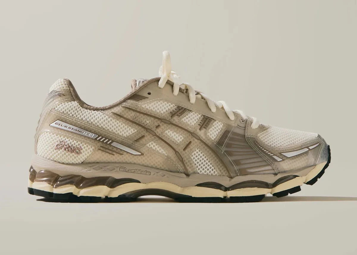 Sneakers ASICS Gel-Kayano 12.1 Kith Paragon en mesh respirant crème et argenté avec amorti GEL® et design premium co-brandé.Vue de coté 