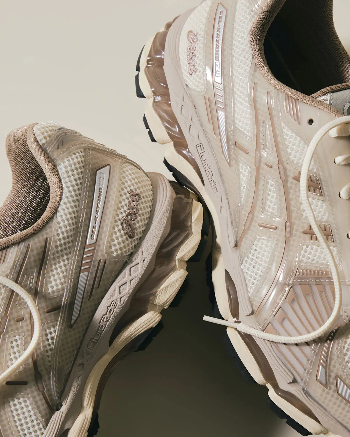 Sneakers ASICS Gel-Kayano 12.1 Kith Paragon en mesh respirant crème et argenté avec amorti GEL® et design premium co-brandé.Vue zoomer de coté 