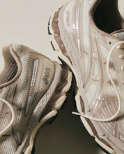 Sneakers ASICS Gel-Kayano 12.1 Kith Paragon en mesh respirant crème et argenté avec amorti GEL® et design premium co-brandé.Vue zoomer de coté 