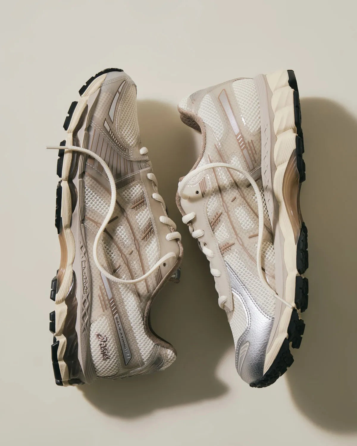 Sneakers ASICS Gel-Kayano 12.1 Kith Paragon en mesh respirant crème et argenté avec amorti GEL® et design premium co-brandé.Vue de haut 