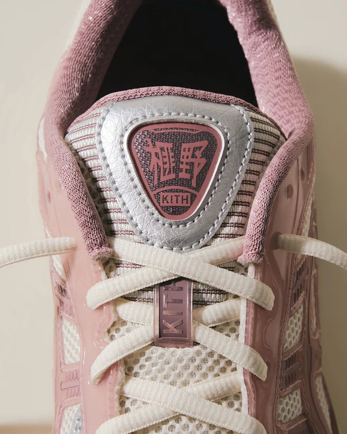 Sneakers ASICS Gel-Kayano 12.1 Kith Quartz en mesh respirant avec TPU translucide, amorti GEL® et design premium co-brandé.Vue zoomer de face