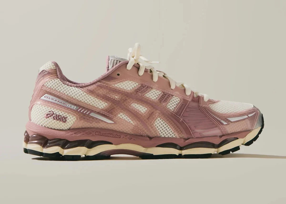 Sneakers ASICS Gel-Kayano 12.1 Kith Quartz en mesh respirant avec TPU translucide, amorti GEL® et design premium co-brandé.Vue de coté 