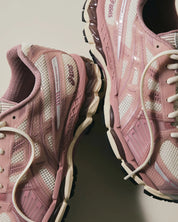 Sneakers ASICS Gel-Kayano 12.1 Kith Quartz en mesh respirant avec TPU translucide, amorti GEL® et design premium co-brandé.Vue zoomer de coté 