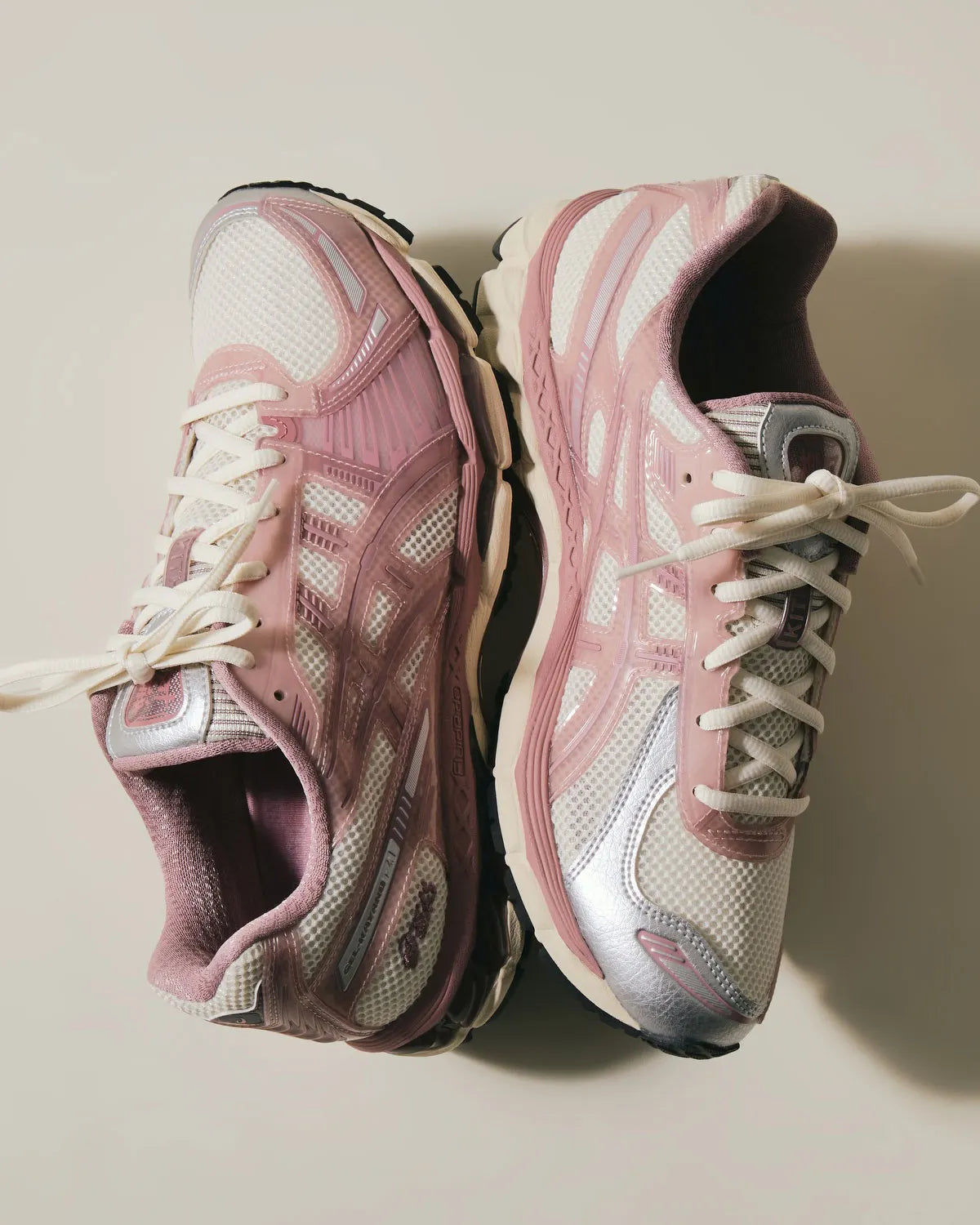 Sneakers ASICS Gel-Kayano 12.1 Kith Quartz en mesh respirant avec TPU translucide, amorti GEL® et design premium co-brandé.Vue de haut 