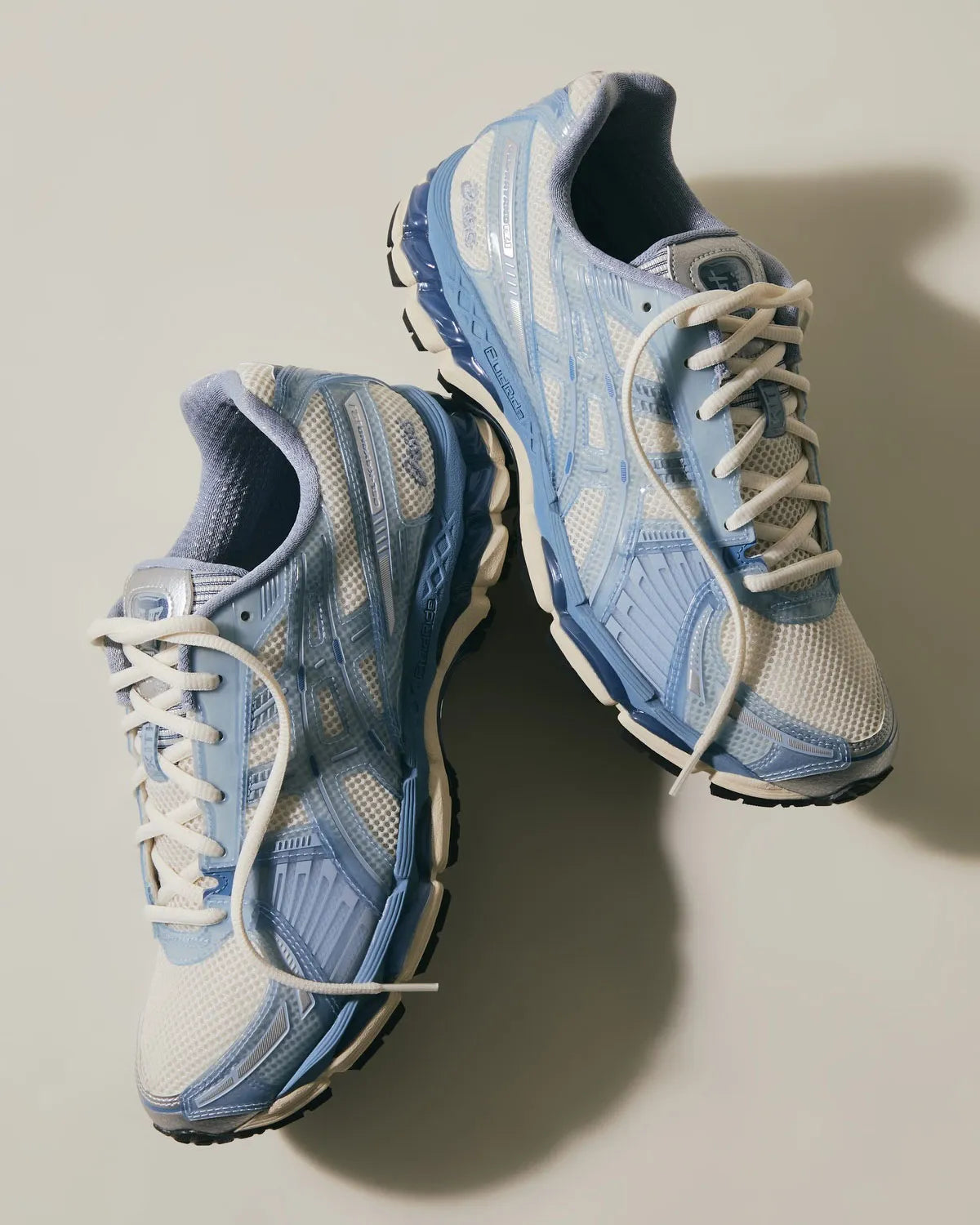Sneakers ASICS Gel-Kayano 12.1 Kith Voyage en mesh technique crème avec amorti GEL® et détails Kith premium.Vue de haut 