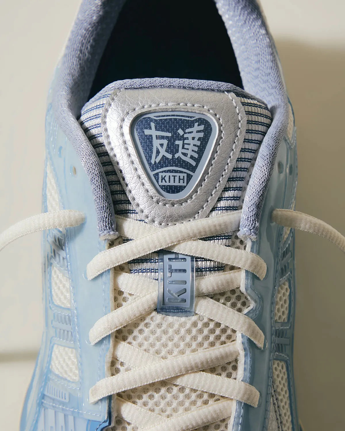 Sneakers ASICS Gel-Kayano 12.1 Kith Voyage en mesh technique crème avec amorti GEL® et détails Kith premium.Vue zoomer de face