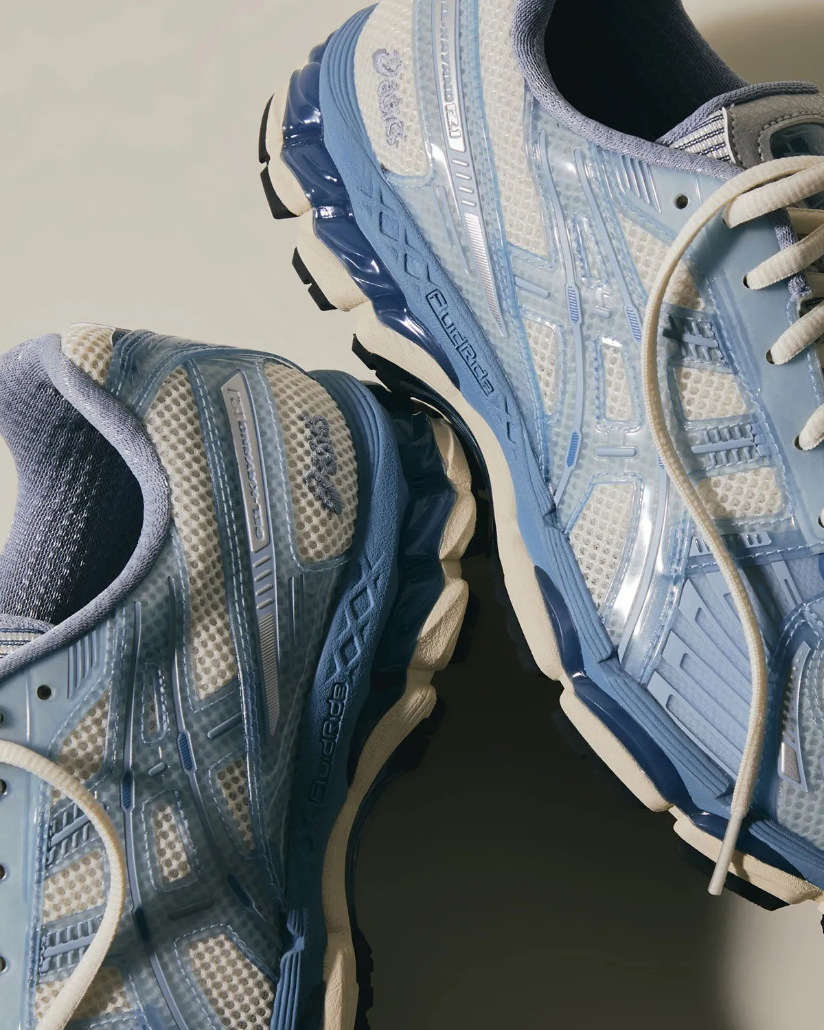 Sneakers ASICS Gel-Kayano 12.1 Kith Voyage en mesh technique crème avec amorti GEL® et détails Kith premium.Vue zoomer de coté