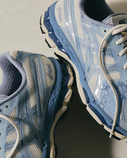 Sneakers ASICS Gel-Kayano 12.1 Kith Voyage en mesh technique crème avec amorti GEL® et détails Kith premium.Vue zoomer de coté