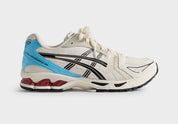 Sneakers ASICS Gel-Kayano 14 Kith Marvel vs. Capcom Ryu en Coconut Milk/Black en mesh technique avec amorti GEL™ et branding gaming premium.Vue de coté