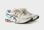 Sneakers ASICS Gel-Kayano 14 Kith Marvel vs. Capcom Ryu en Coconut Milk/Black en mesh technique avec amorti GEL™ et branding gaming premium.Vue de coté