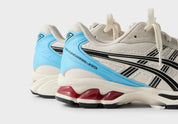 Sneakers ASICS Gel-Kayano 14 Kith Marvel vs. Capcom Ryu en Coconut Milk/Black en mesh technique avec amorti GEL™ et branding gaming premium.Vue zoomer coté arrière 