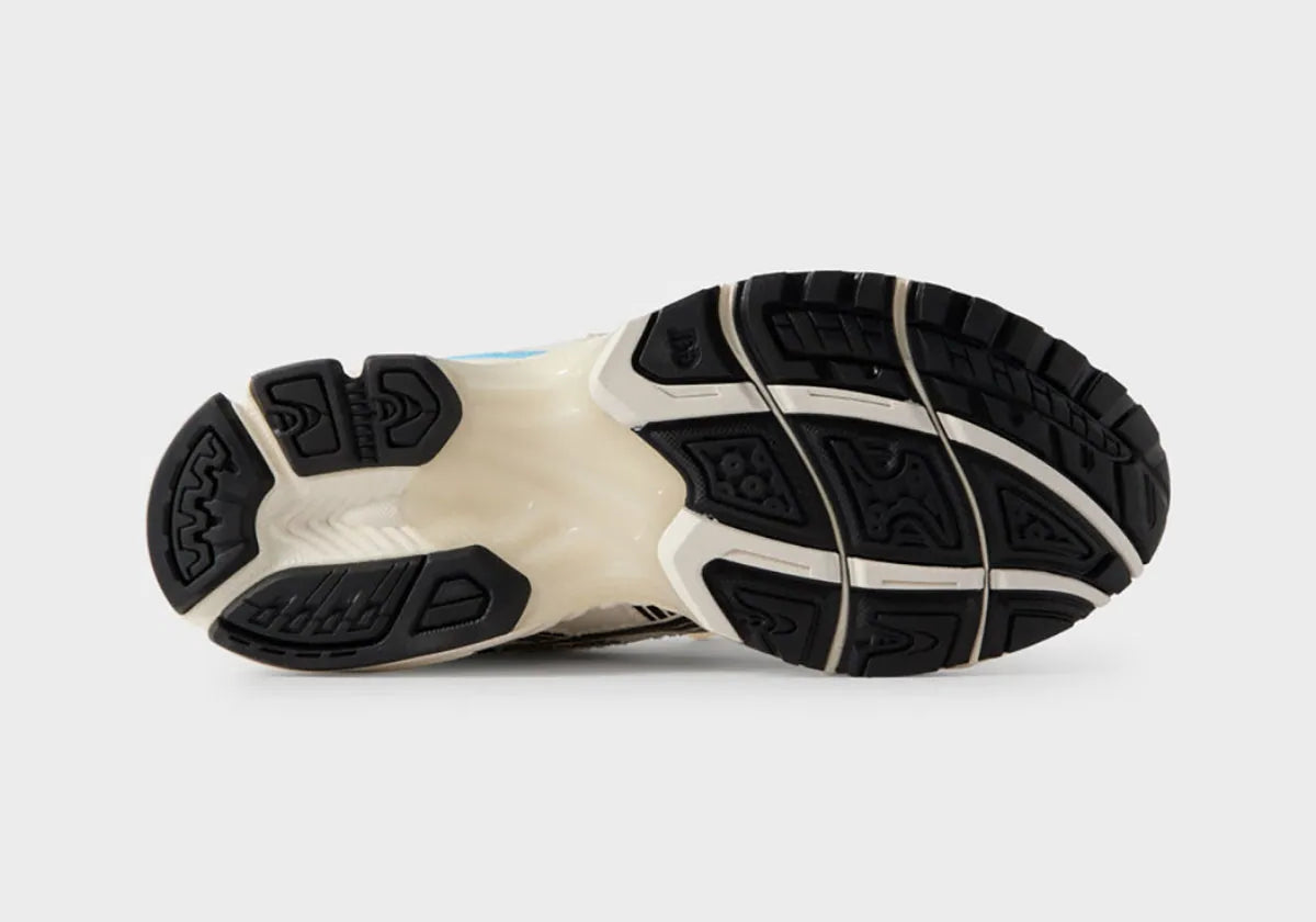 Sneakers ASICS Gel-Kayano 14 Kith Marvel vs. Capcom Ryu en Coconut Milk/Black en mesh technique avec amorti GEL™ et branding gaming premium.Vue de la semelle 