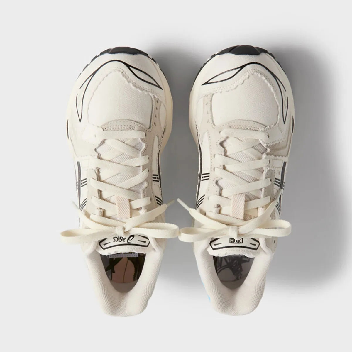 Sneakers ASICS Gel-Kayano 14 Kith Marvel vs. Capcom Ryu en Coconut Milk/Black en mesh technique avec amorti GEL™ et branding gaming premium.Vue de haut 