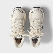 Sneakers ASICS Gel-Kayano 14 Kith Marvel vs. Capcom Ryu en Coconut Milk/Black en mesh technique avec amorti GEL™ et branding gaming premium.Vue de haut 