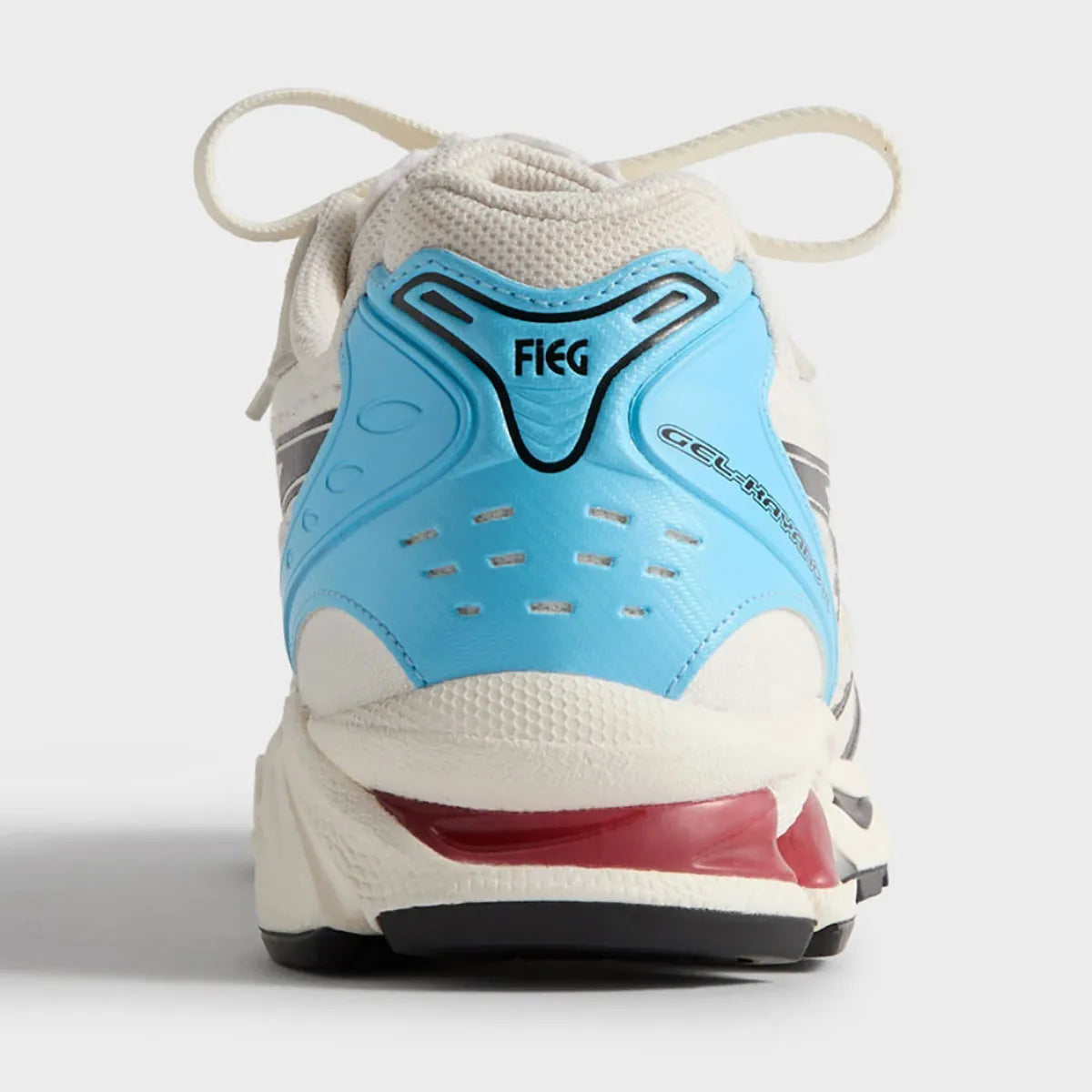 Sneakers ASICS Gel-Kayano 14 Kith Marvel vs. Capcom Ryu en Coconut Milk/Black en mesh technique avec amorti GEL™ et branding gaming premium.Vue arrière