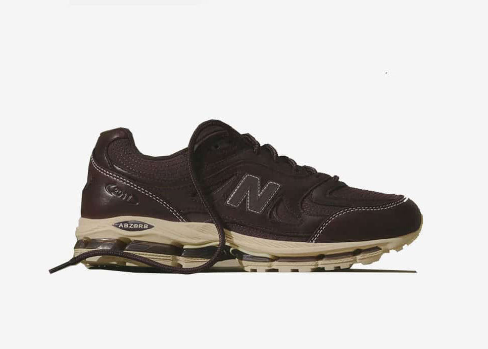New Balance 2011 Kith Bark avec tige en mesh respirant, empiècements en daim premium, cuir et matières synthétiques dans un coloris brun Bark, dotée d'une semelle extérieure en caoutchouc.