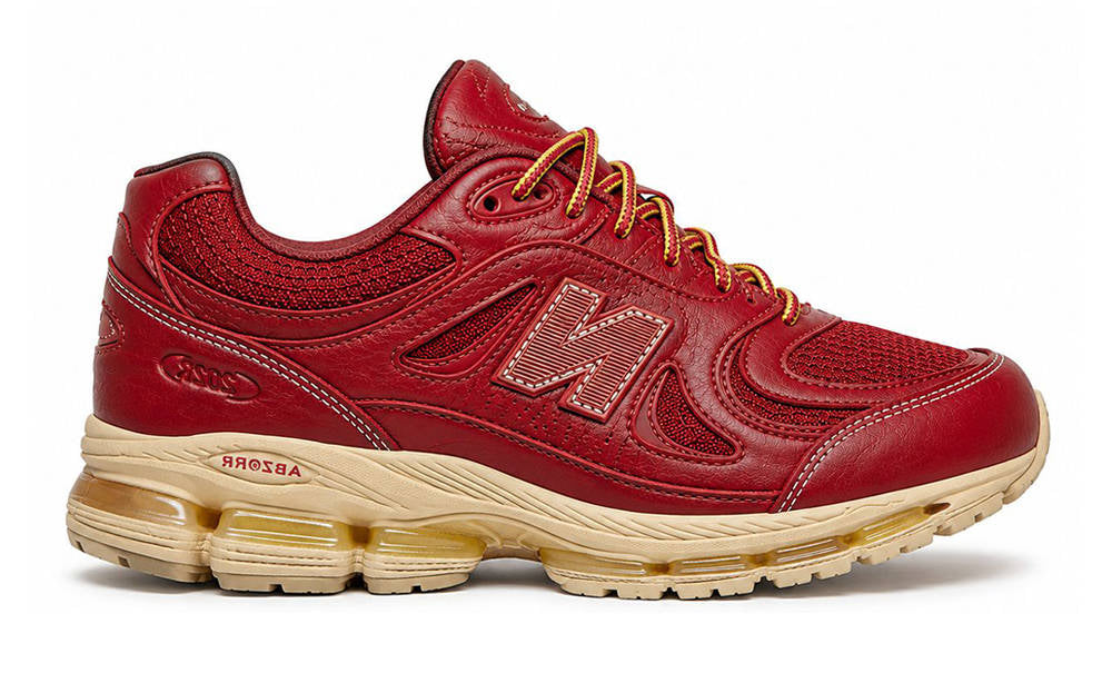 New Balance 2011 Kith Redwood avec tige en mesh respirant, empiècements en daim premium, cuir et matières synthétiques dans un coloris Redwood, dotée d'une semelle extérieure en caoutchouc.