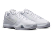 Nike Kobe 10 Protro Low Halo, sneaker de basketball blanche monochrome avec empeigne en mesh technique et silhouette basse.