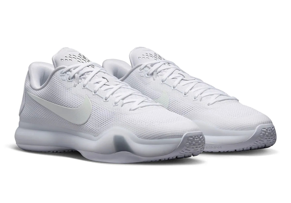 Nike Kobe 10 Protro Low Halo, sneaker de basketball blanche monochrome avec empeigne en mesh technique et silhouette basse.