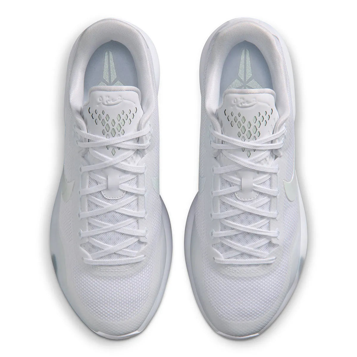 Nike Kobe 10 Protro Low Halo, sneaker de basketball blanche monochrome avec empeigne en mesh technique et silhouette basse.