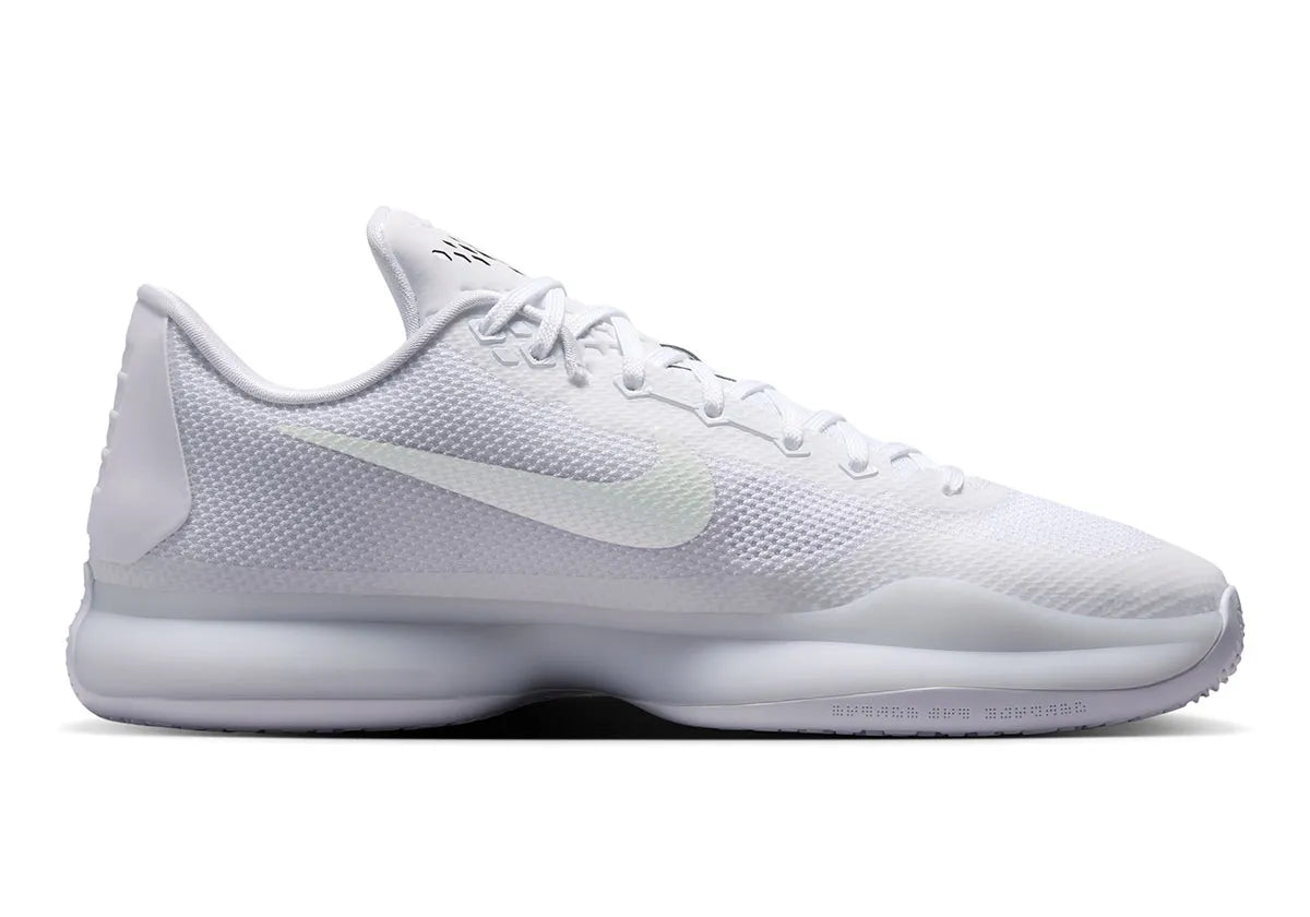 Nike Kobe 10 Protro Low Halo, sneaker de basketball blanche monochrome avec empeigne en mesh technique et silhouette basse.