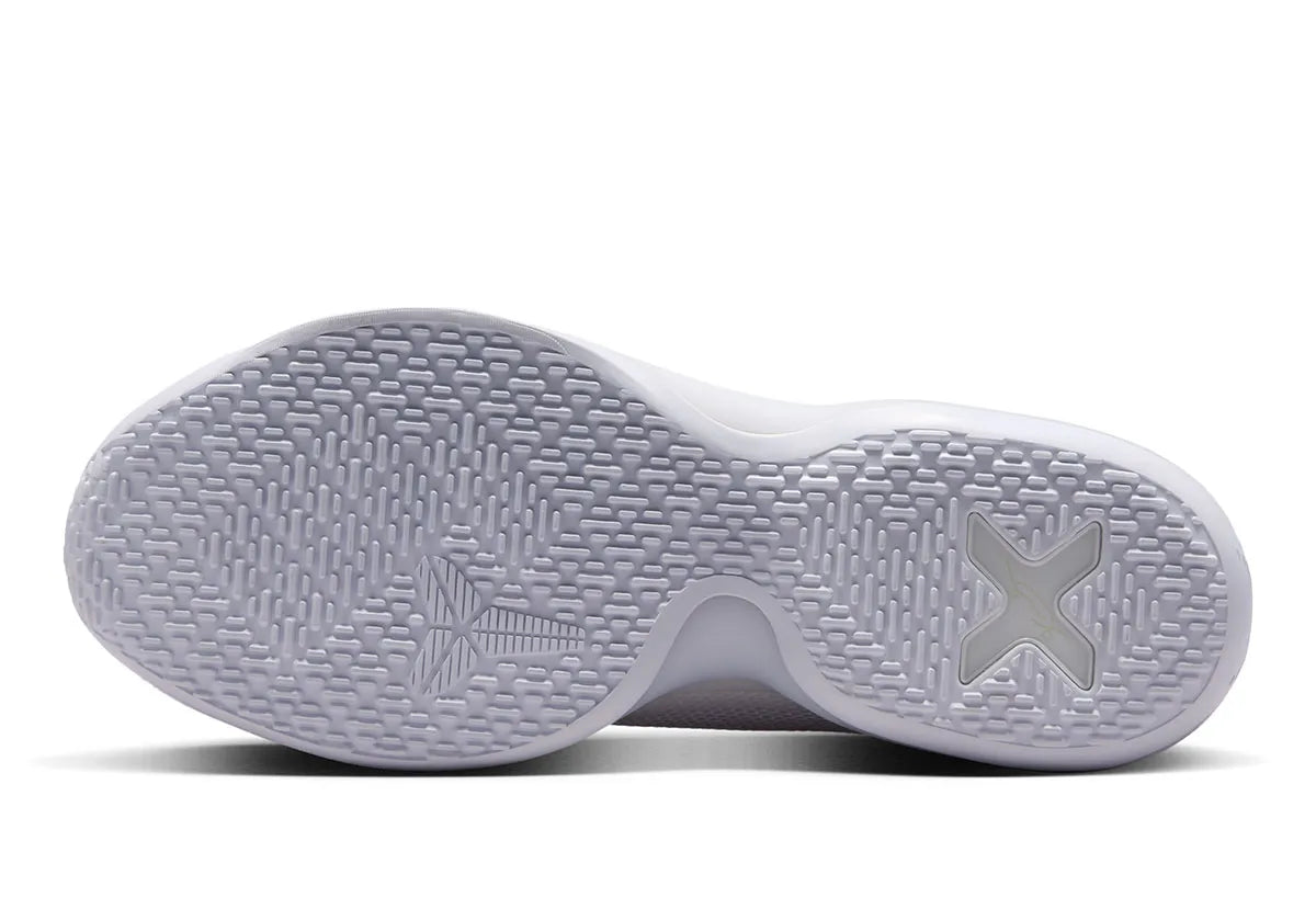 Nike Kobe 10 Protro Low Halo, sneaker de basketball blanche monochrome avec empeigne en mesh technique et silhouette basse.