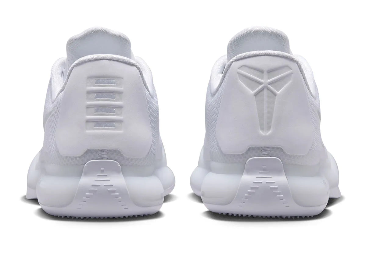 Nike Kobe 10 Protro Low Halo, sneaker de basketball blanche monochrome avec empeigne en mesh technique et silhouette basse.
