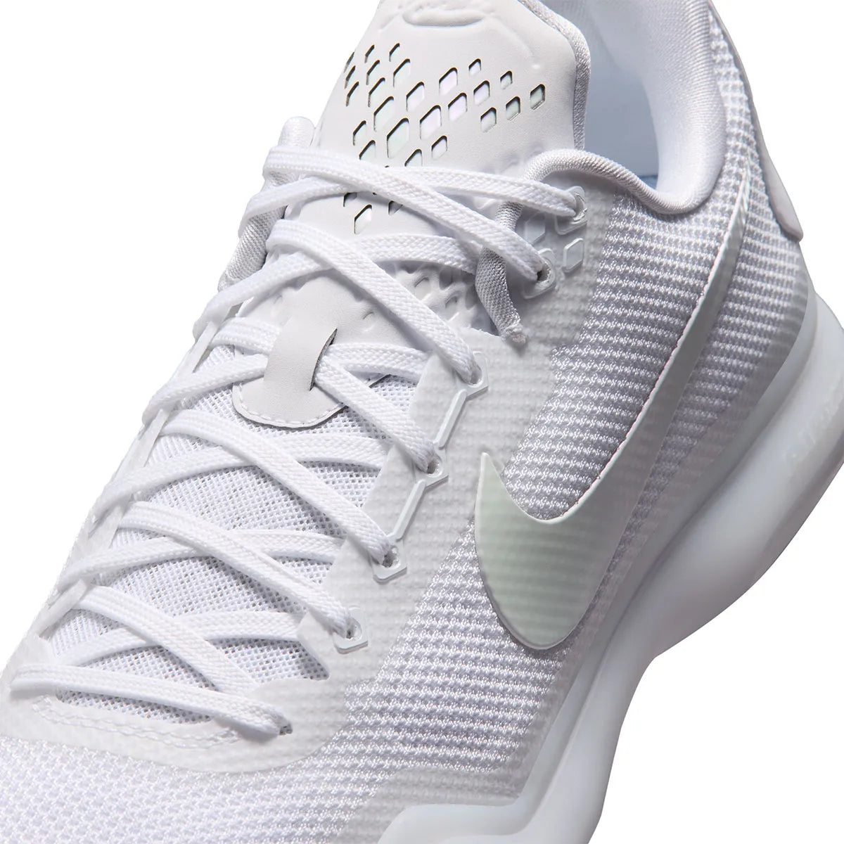 Nike Kobe 10 Protro Low Halo, sneaker de basketball blanche monochrome avec empeigne en mesh technique et silhouette basse.