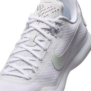 Nike Kobe 10 Protro Low Halo, sneaker de basketball blanche monochrome avec empeigne en mesh technique et silhouette basse.