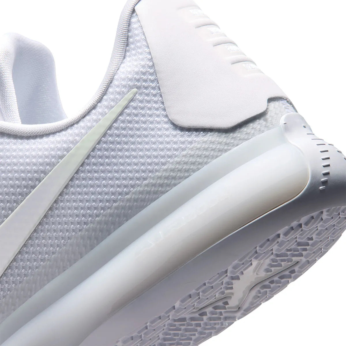 Nike Kobe 10 Protro Low Halo, sneaker de basketball blanche monochrome avec empeigne en mesh technique et silhouette basse.