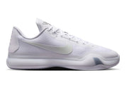 Nike Kobe 10 Protro Low Halo, sneaker de basketball blanche monochrome avec empeigne en mesh technique et silhouette basse.