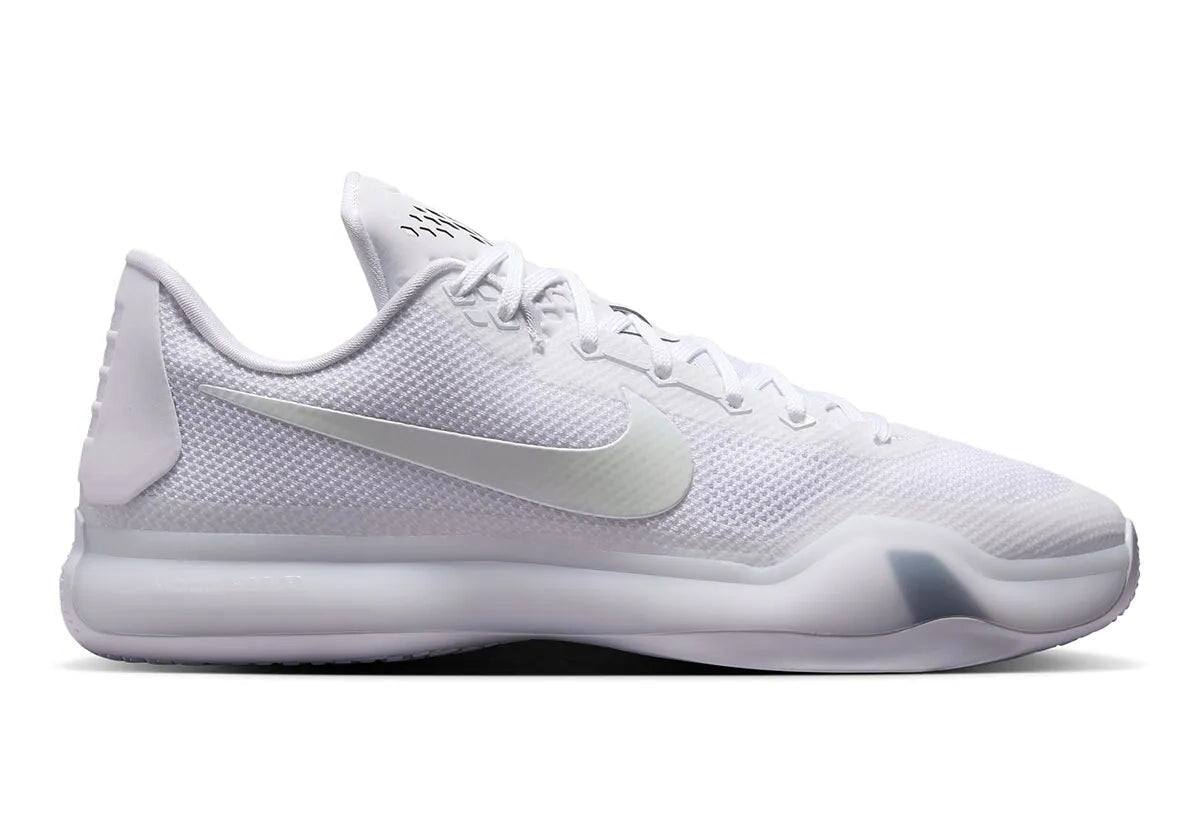 Nike Kobe 10 Protro Low Halo, sneaker de basketball blanche monochrome avec empeigne en mesh technique et silhouette basse.