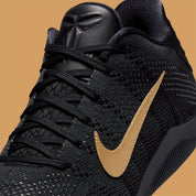 Sneaker Nike Kobe 11 Elite Low Protro noire avec détails dorés en Flyknit et semelle performance React et Air Zoom iconique