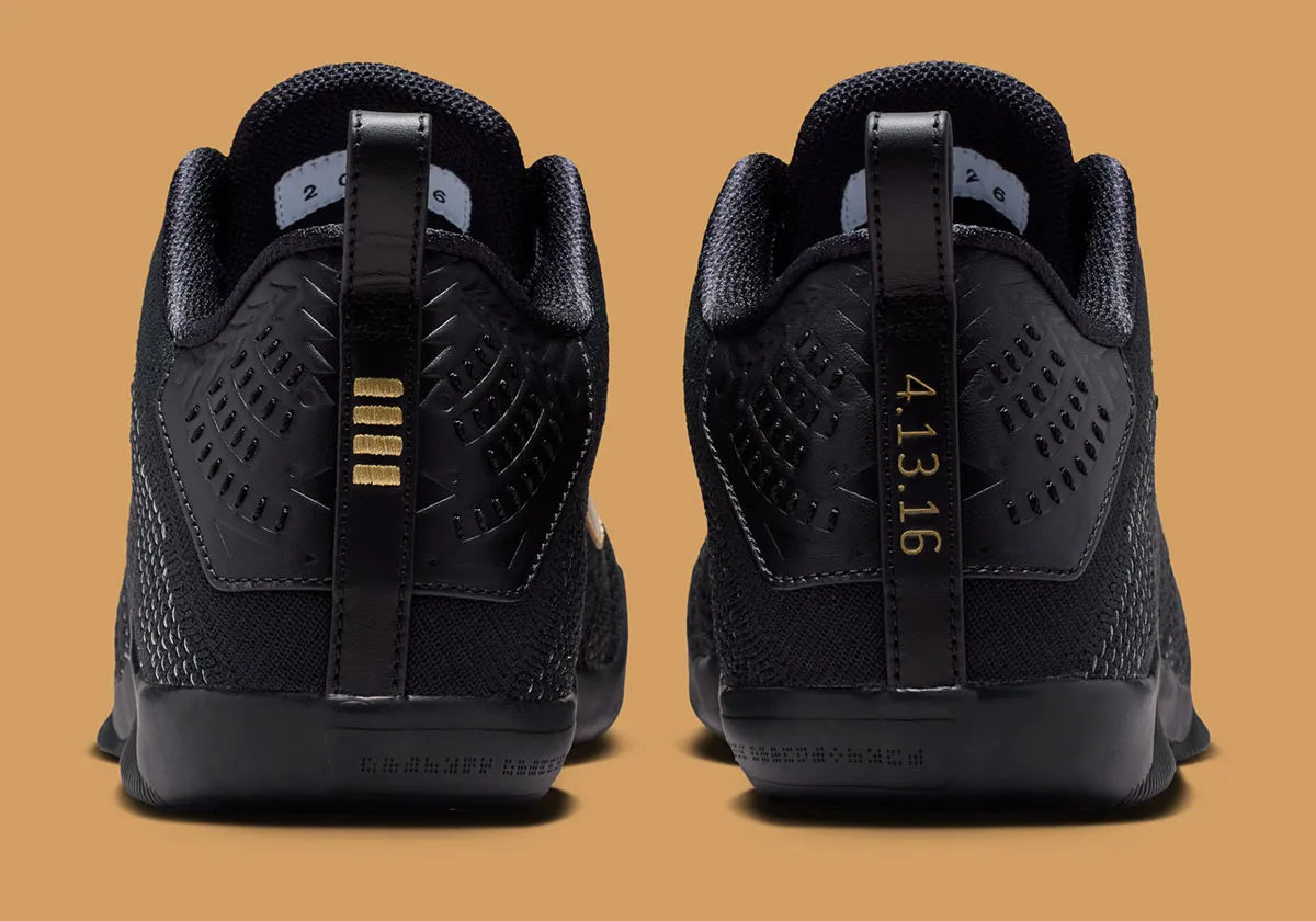 Sneaker Nike Kobe 11 Elite Low Protro noire avec détails dorés en Flyknit et semelle performance React et Air Zoom iconique