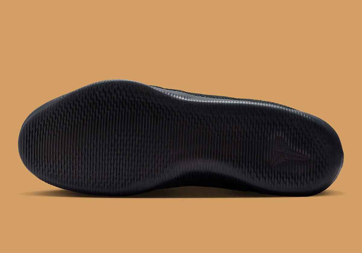 Sneaker Nike Kobe 11 Elite Low Protro noire avec détails dorés en Flyknit et semelle performance React et Air Zoom iconique
