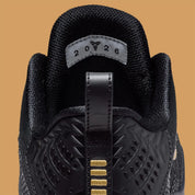 Sneaker Nike Kobe 11 Elite Low Protro noire avec détails dorés en Flyknit et semelle performance React et Air Zoom iconique