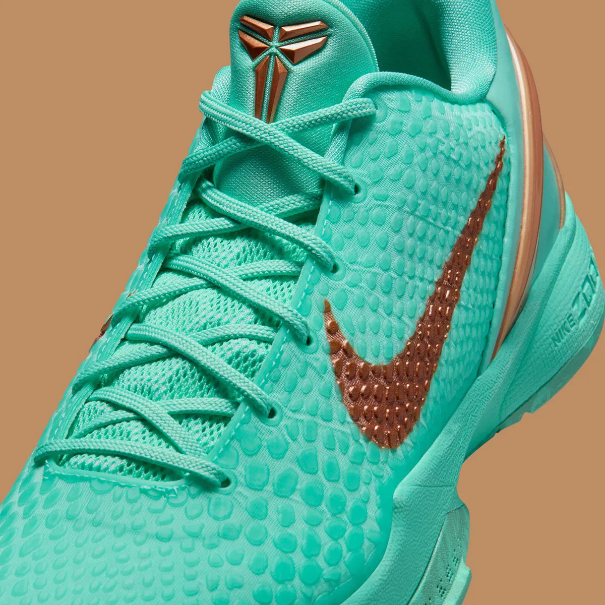 Nike Kobe 6 Protro verte Statue of Liberty avec texture scales, détails cuivrés et amorti Protro.