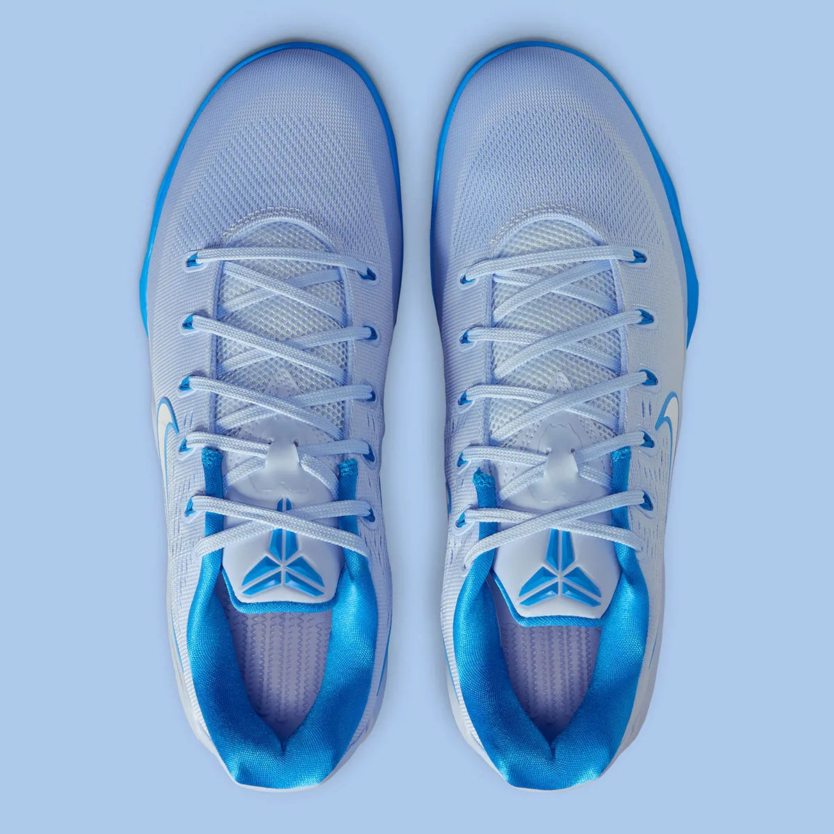 sneakers de basketball Nike Kobe 9 EM Low Protro bleu Hydrogen Blue en mesh respirant avec amorti Lunarlon et semelle adhérente.Vue de haut 