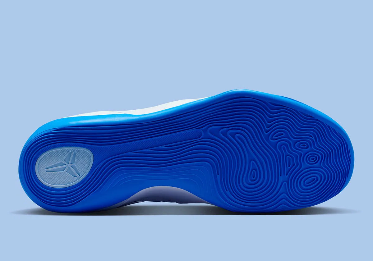 sneakers de basketball Nike Kobe 9 EM Low Protro bleu Hydrogen Blue en mesh respirant avec amorti Lunarlon et semelle adhérente.Vue de la semelle 