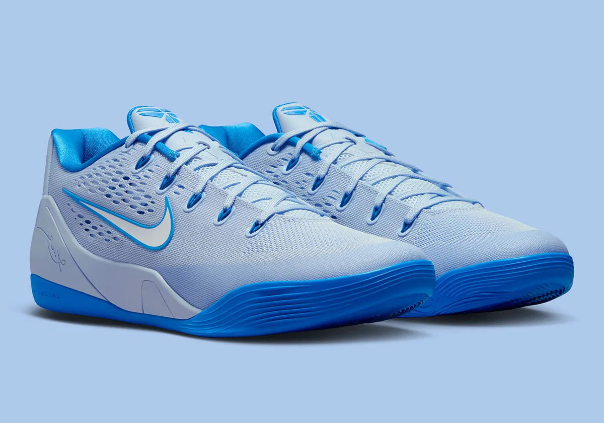 sneakers de basketball Nike Kobe 9 EM Low Protro bleu Hydrogen Blue en mesh respirant avec amorti Lunarlon et semelle adhérente.Vue de profil
