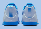 sneakers de basketball Nike Kobe 9 EM Low Protro bleu Hydrogen Blue en mesh respirant avec amorti Lunarlon et semelle adhérente.Vue arrière 
