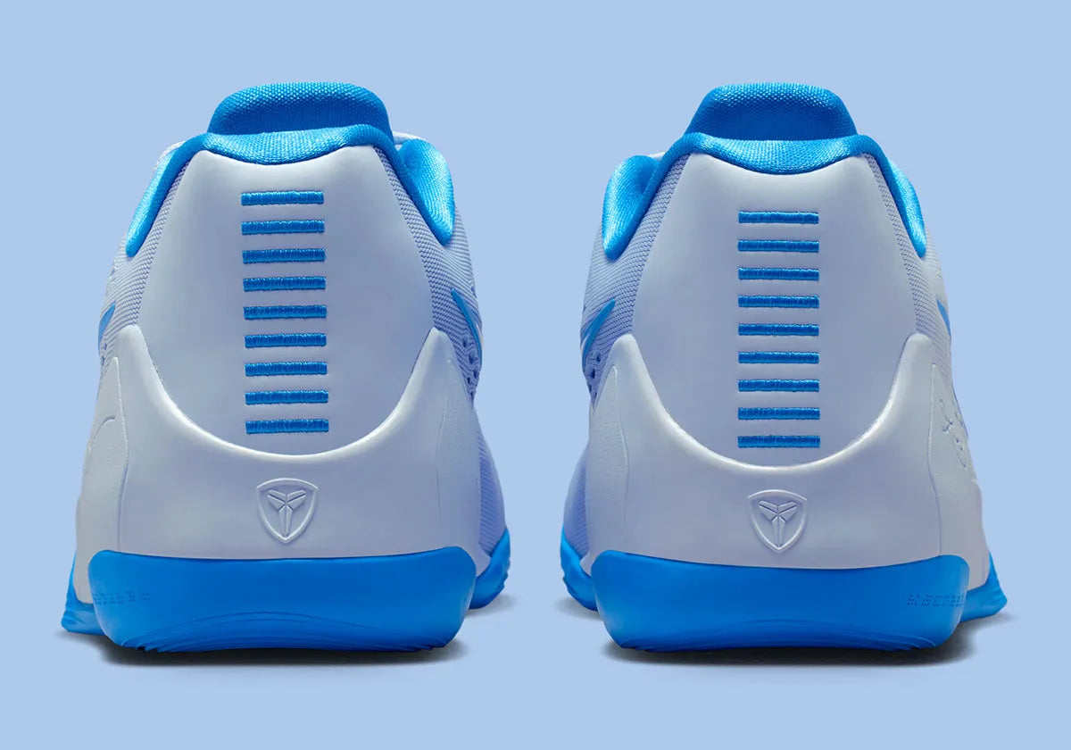 sneakers de basketball Nike Kobe 9 EM Low Protro bleu Hydrogen Blue en mesh respirant avec amorti Lunarlon et semelle adhérente.Vue arrière 