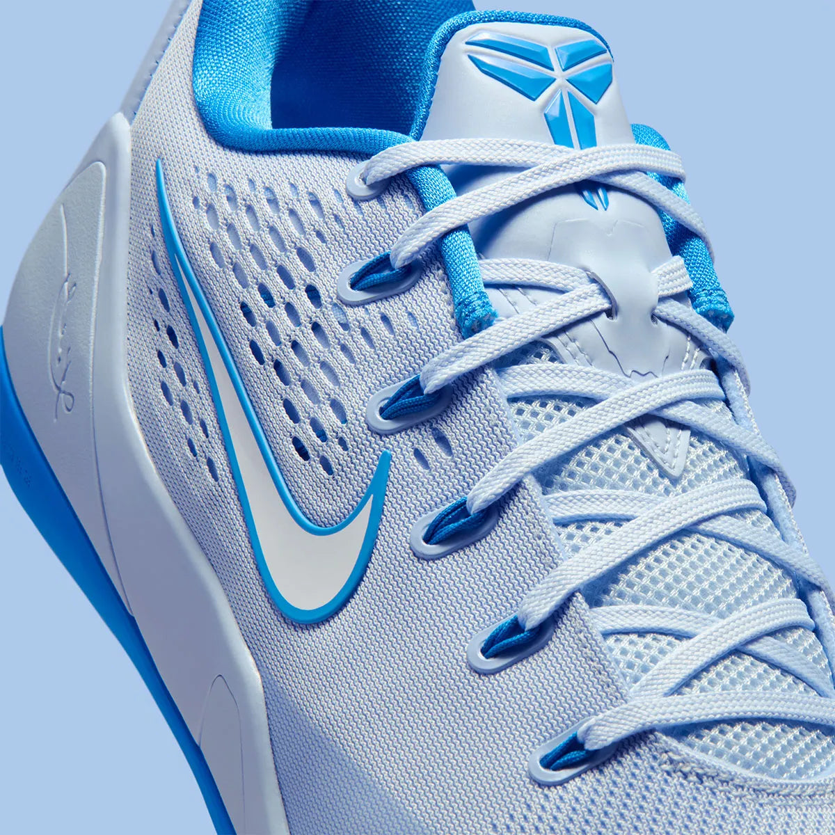 sneakers de basketball Nike Kobe 9 EM Low Protro bleu Hydrogen Blue en mesh respirant avec amorti Lunarlon et semelle adhérente.Vue zoomer coté 
